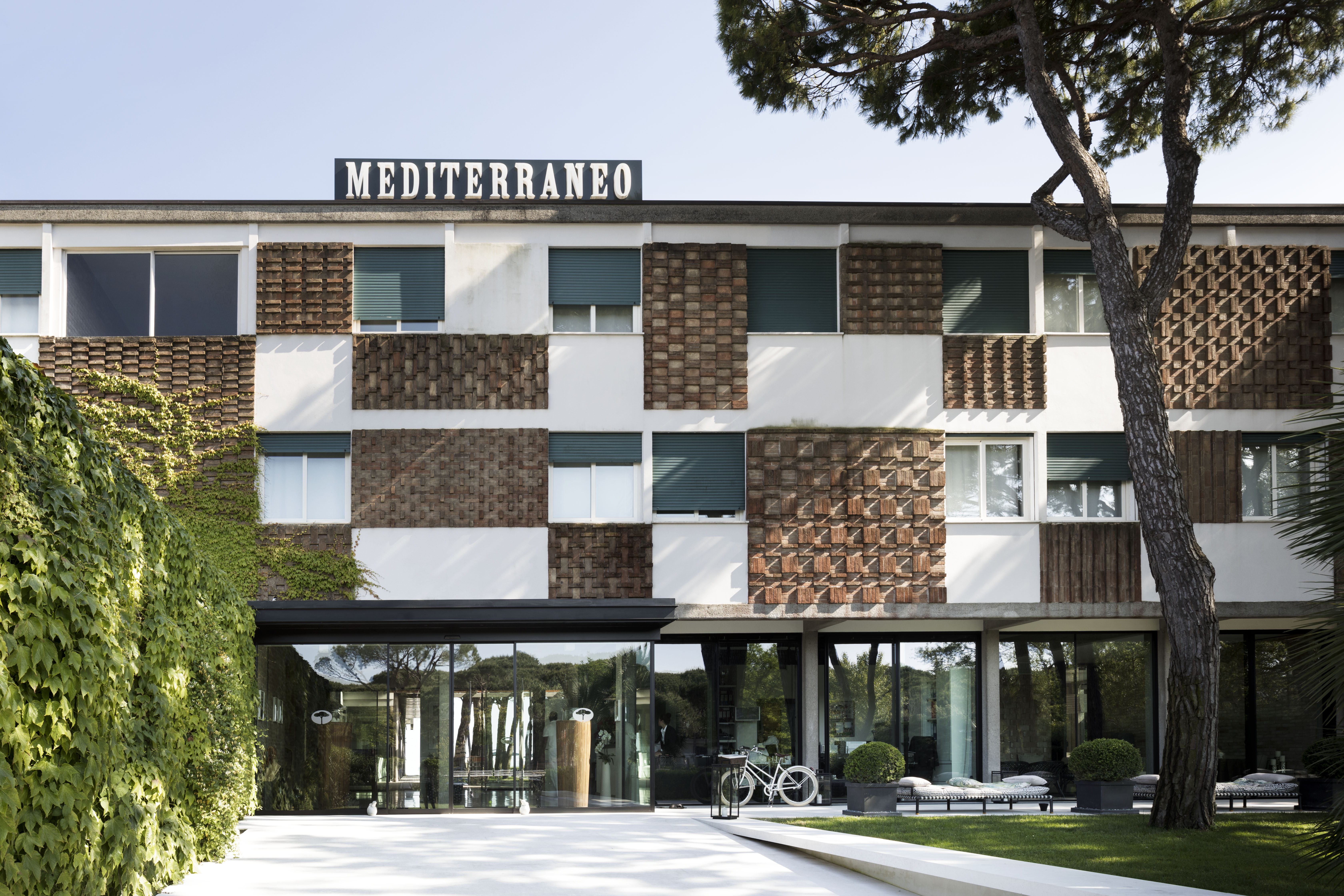 Hotel Mediterraneo, the main facade. Photo by Alberto Strada