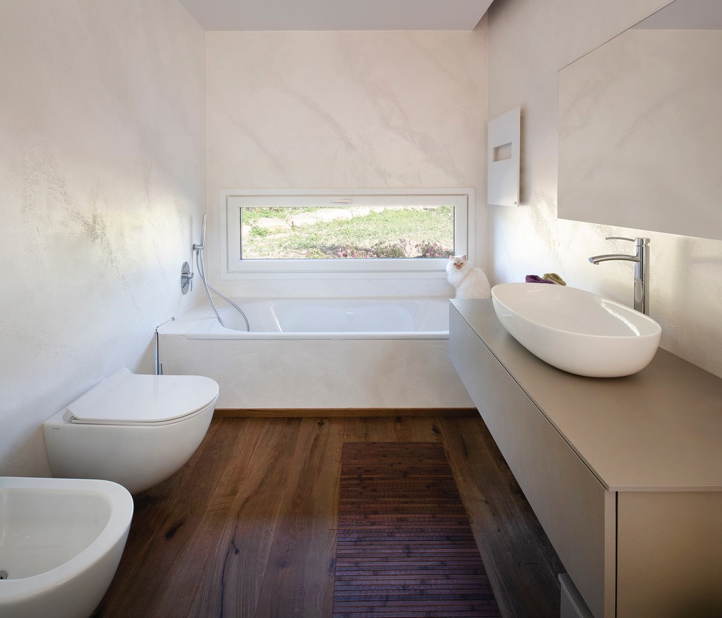 Locale bagno in stile moderno e pavimento in legno 