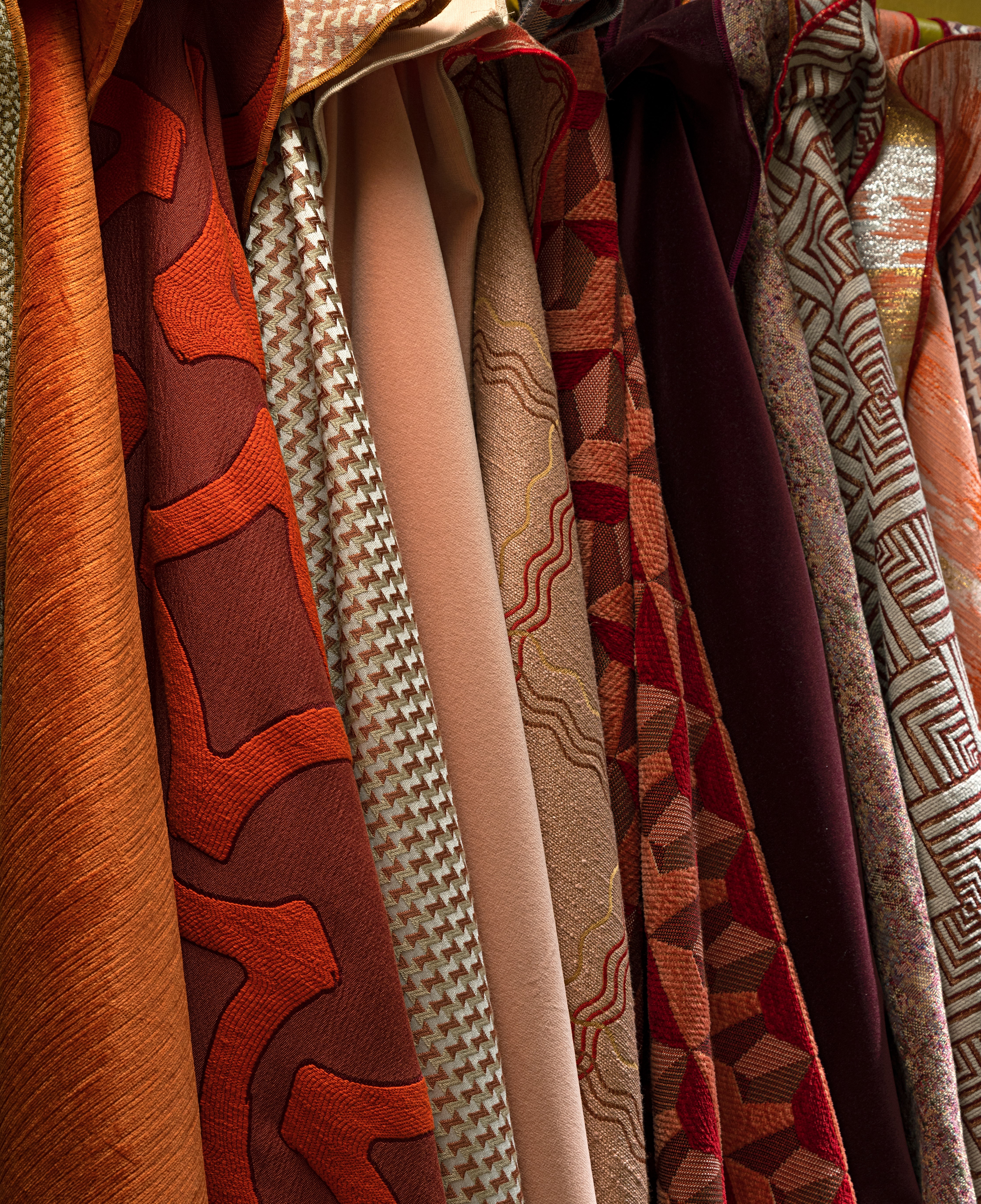 Maison&Object 2022: a selection of matching fabrics in warm brick and beige tones, photo Mattia Aquila 