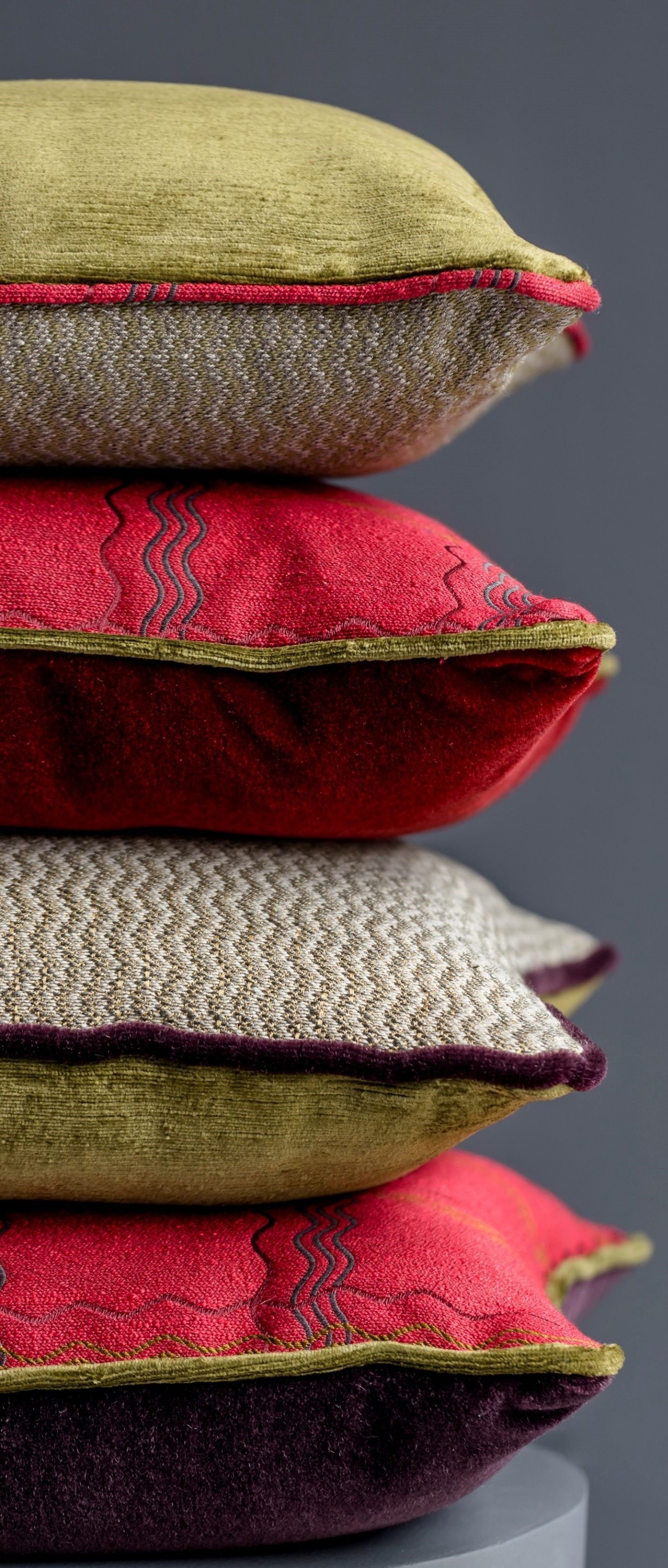 Tessuto jacquard per i cuscini sui toni dell’oro, rosso e beige, design Serena Confalonieri