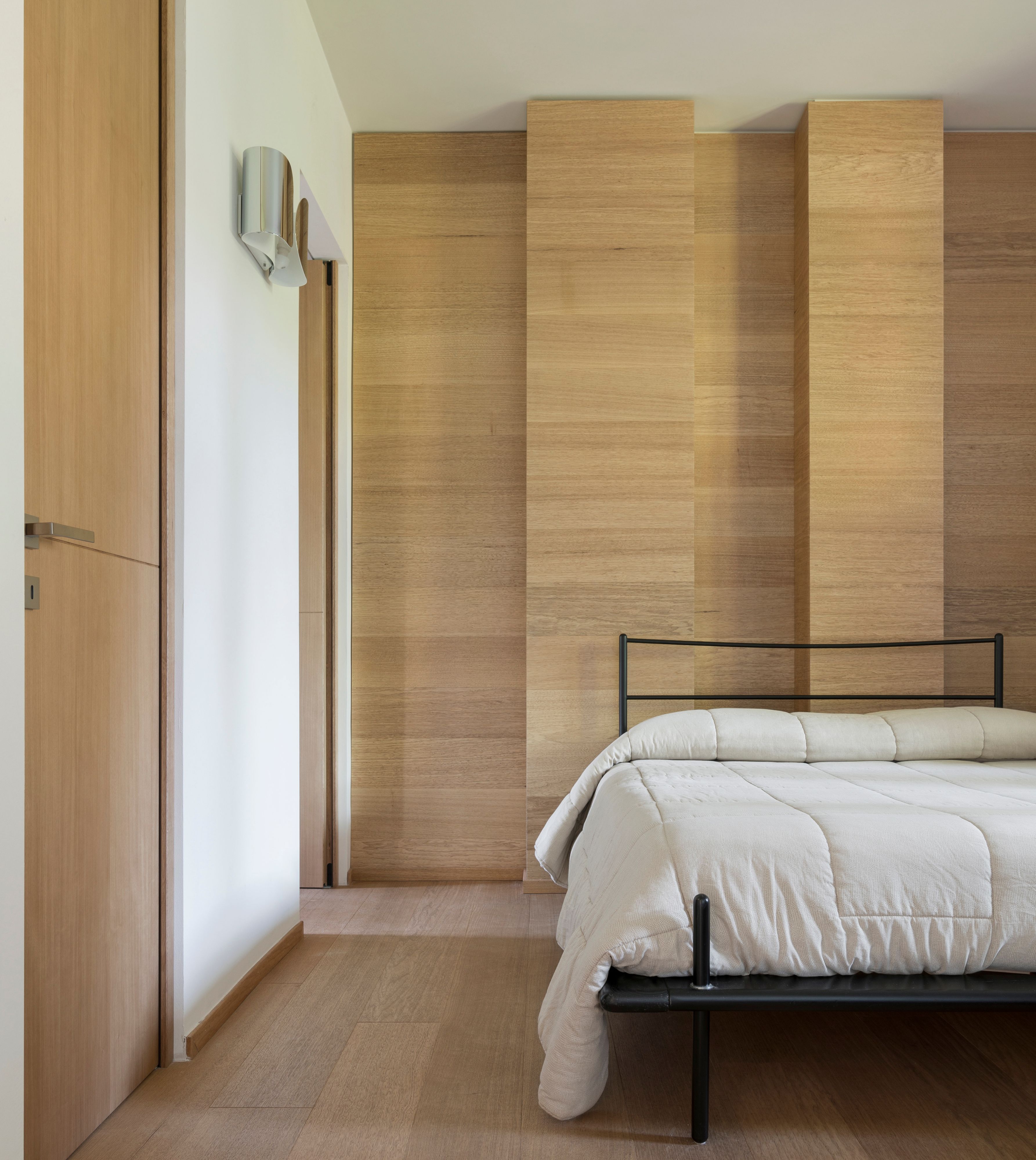 Interni: camera da letto con pavimento e finiture in legno 