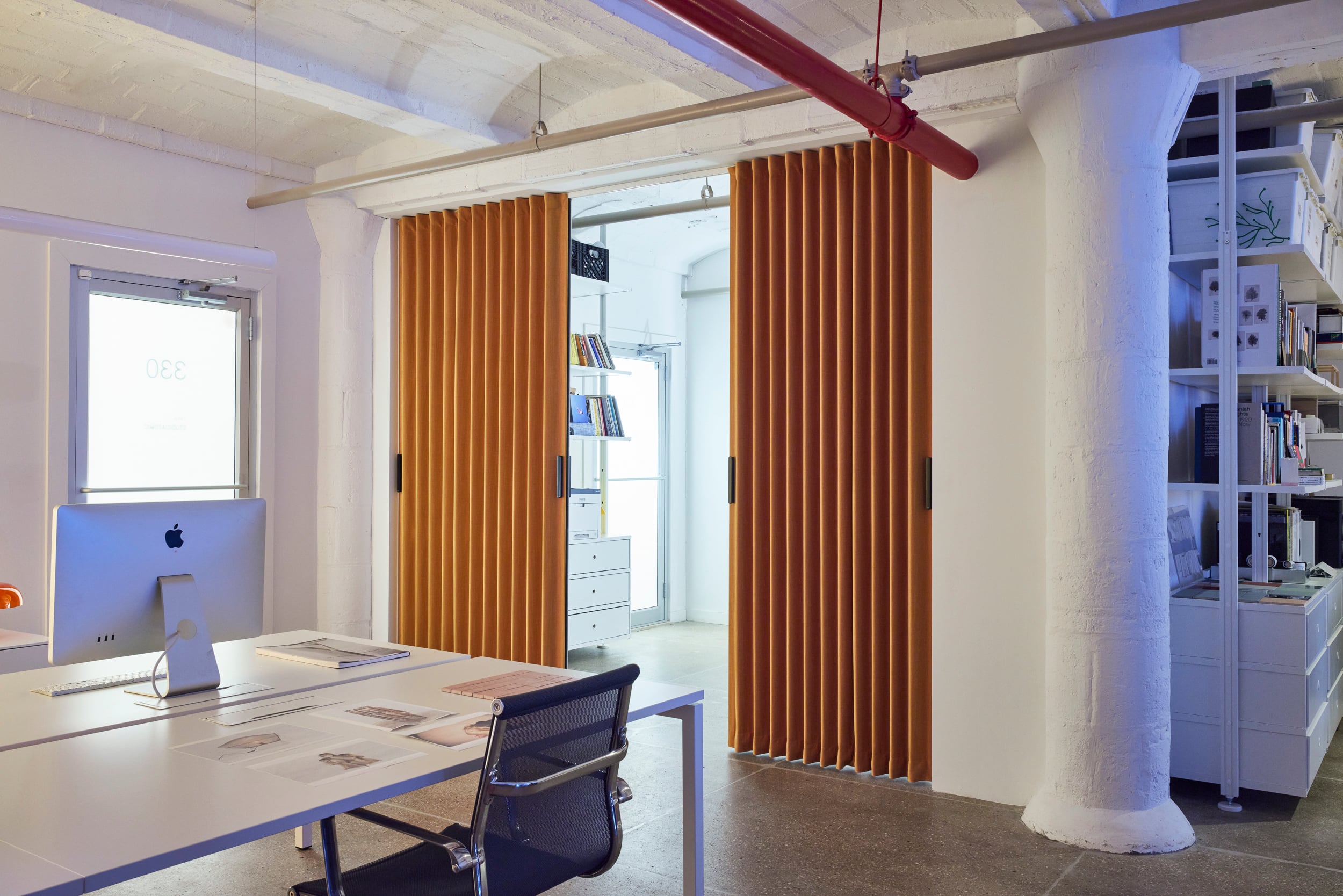 Download jpg img Multiple New York workspace 