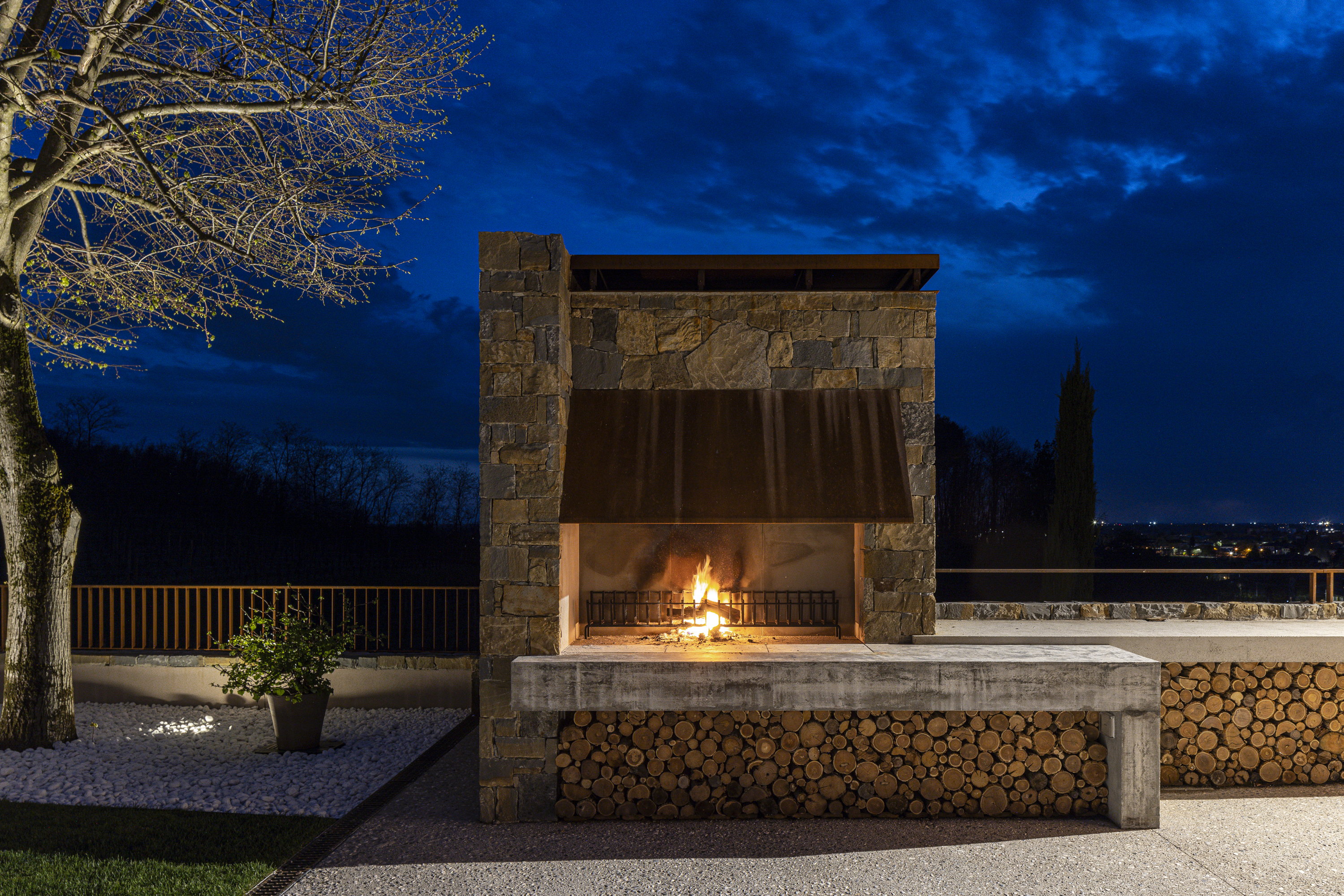 Natural stone and Corten steel barbecue - Inn exterior