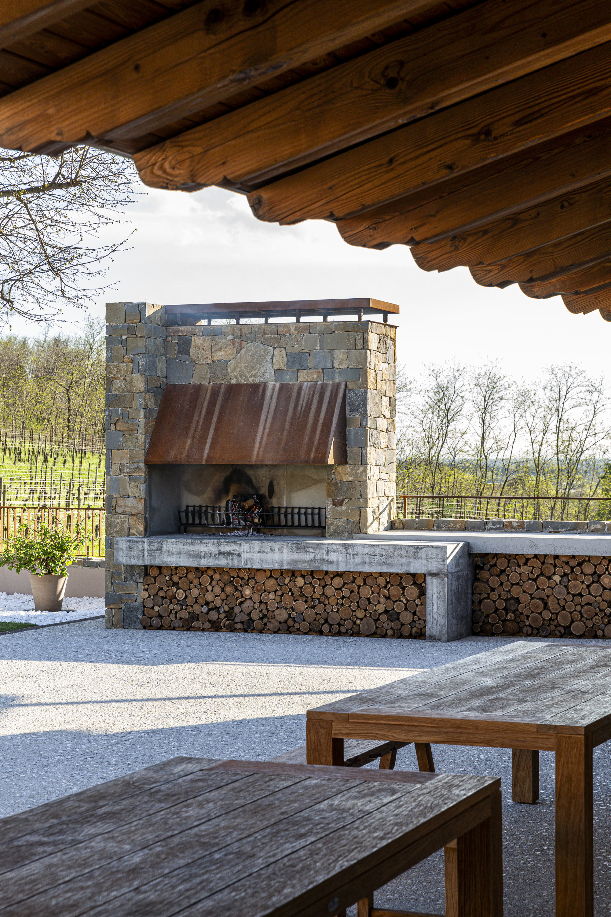 Natural stone and Corten steel barbecue - Inn exterior