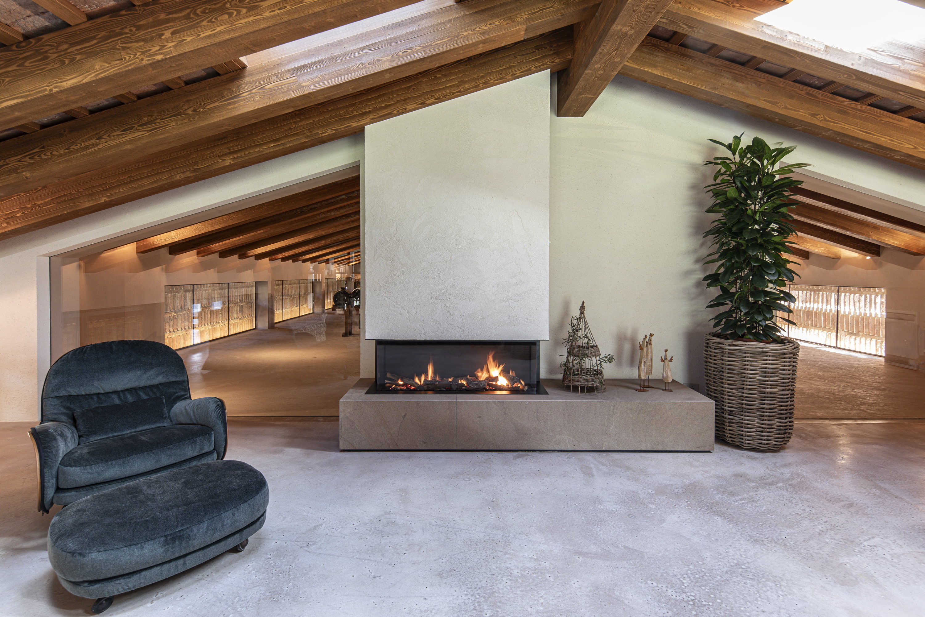 Three-sided gas fireplace