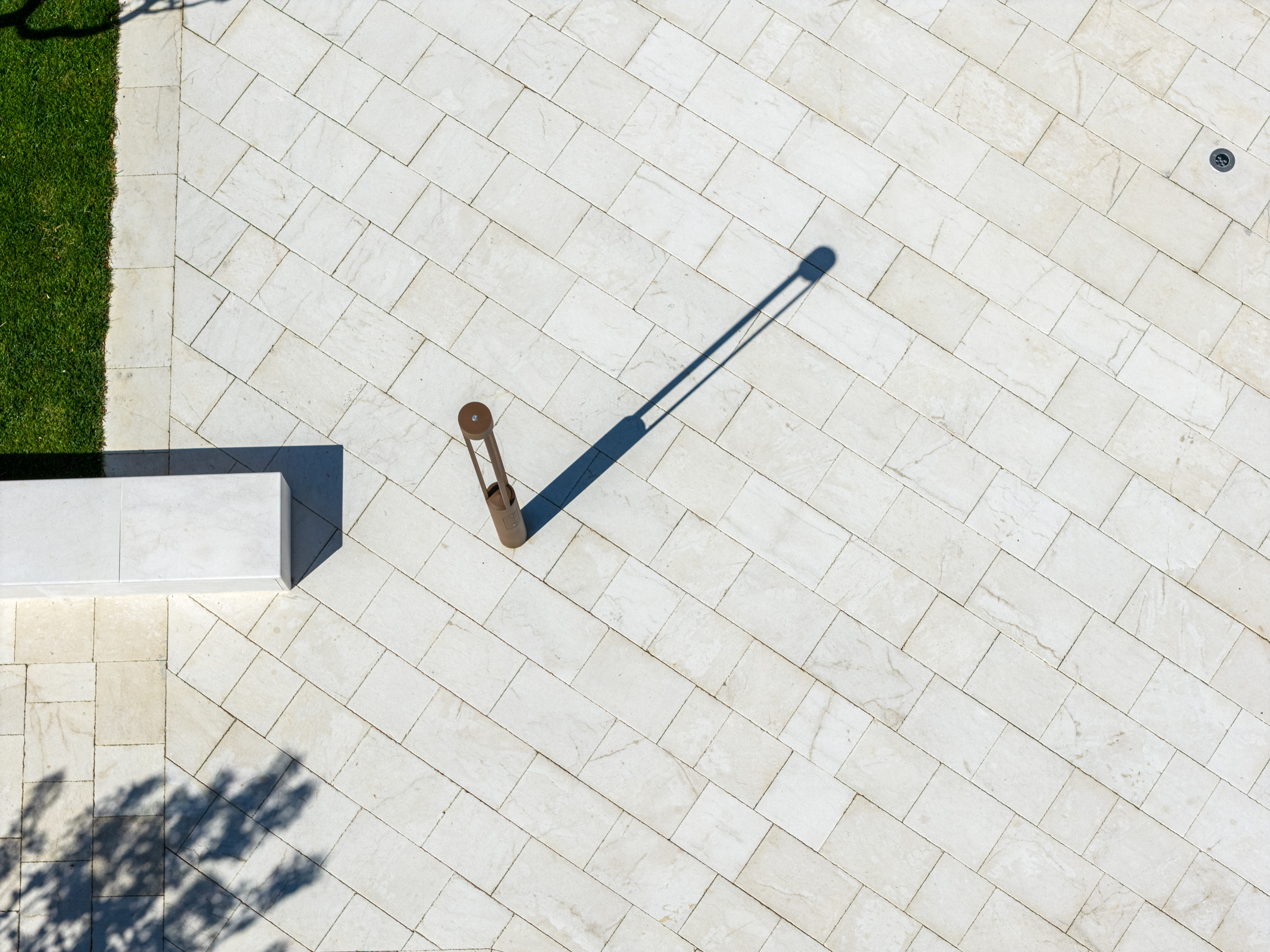 Download jpg img Tris Bollard Platek