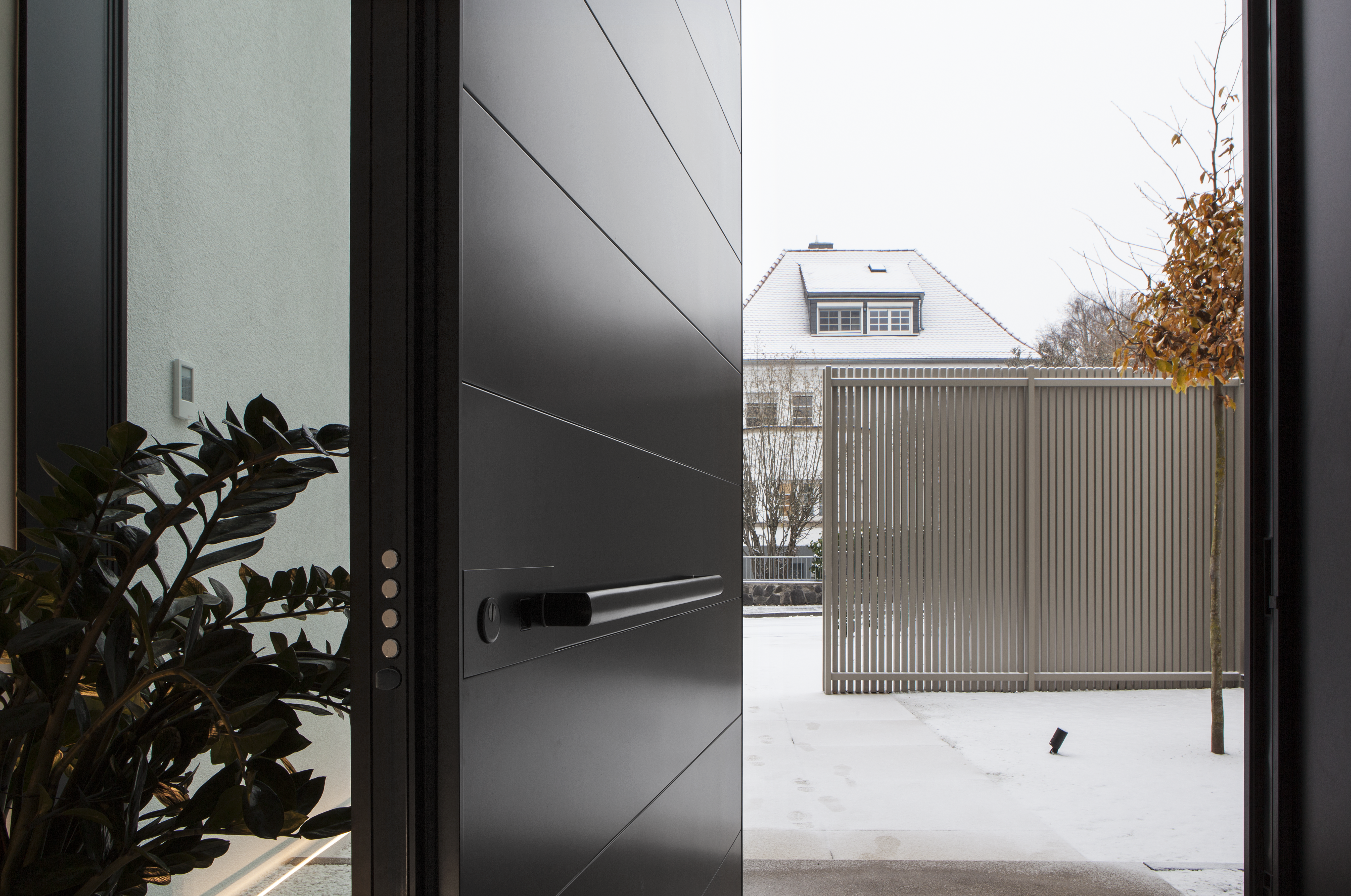 Oikos - Synua 3TT pivot door detail