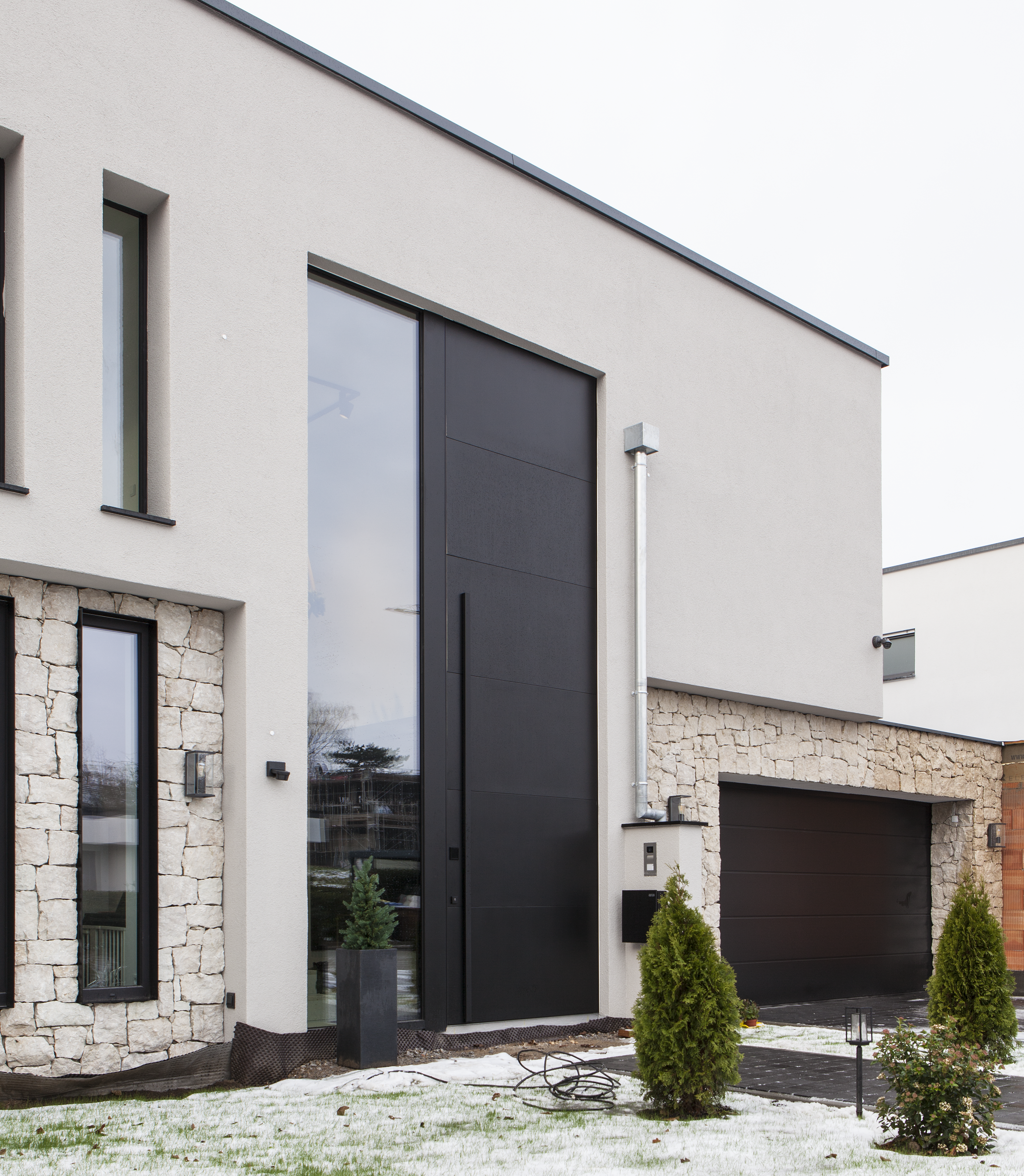 Oikos - Synua 3TT pivot door exterior