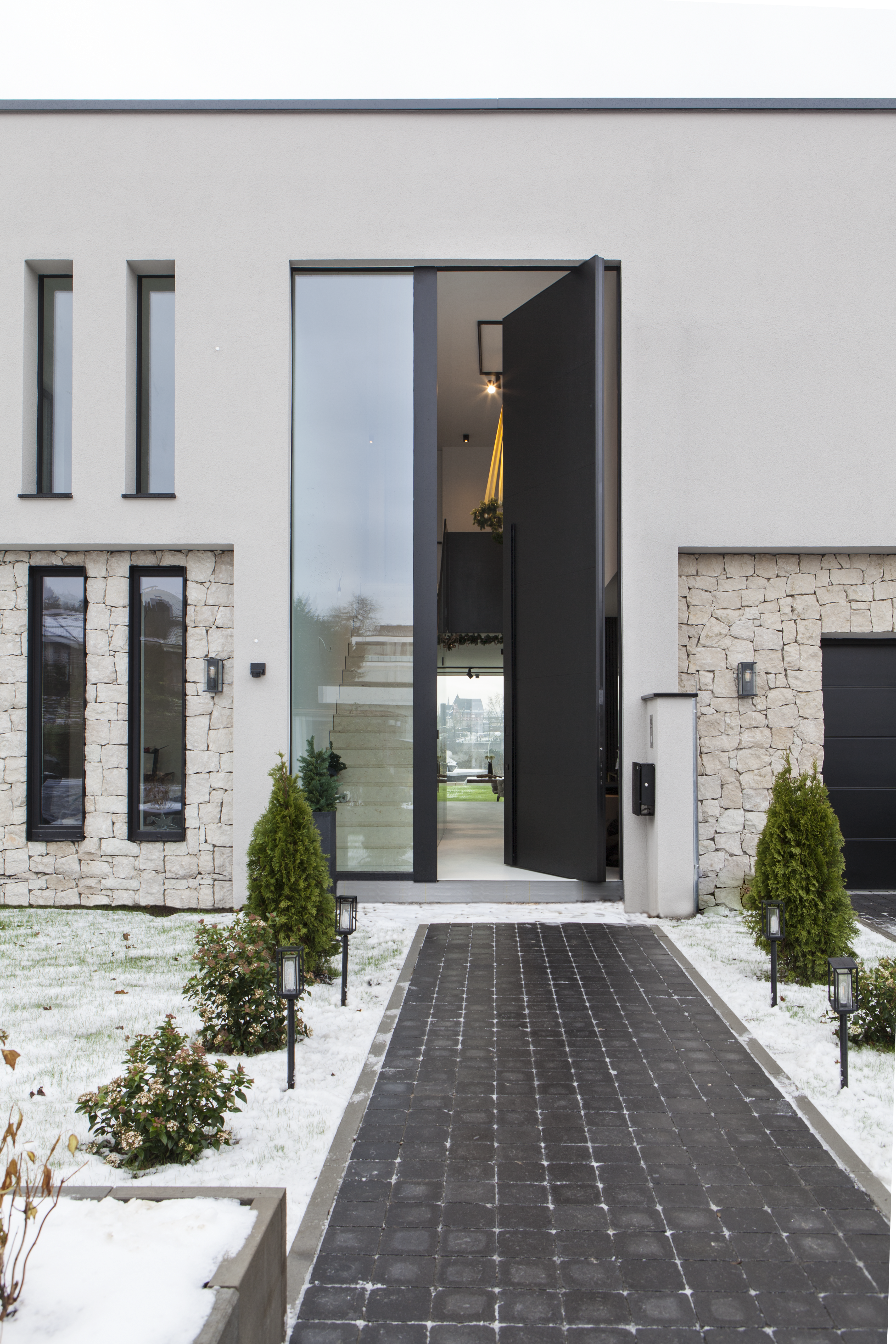 Oikos - Synua 3TT pivot door outdoor