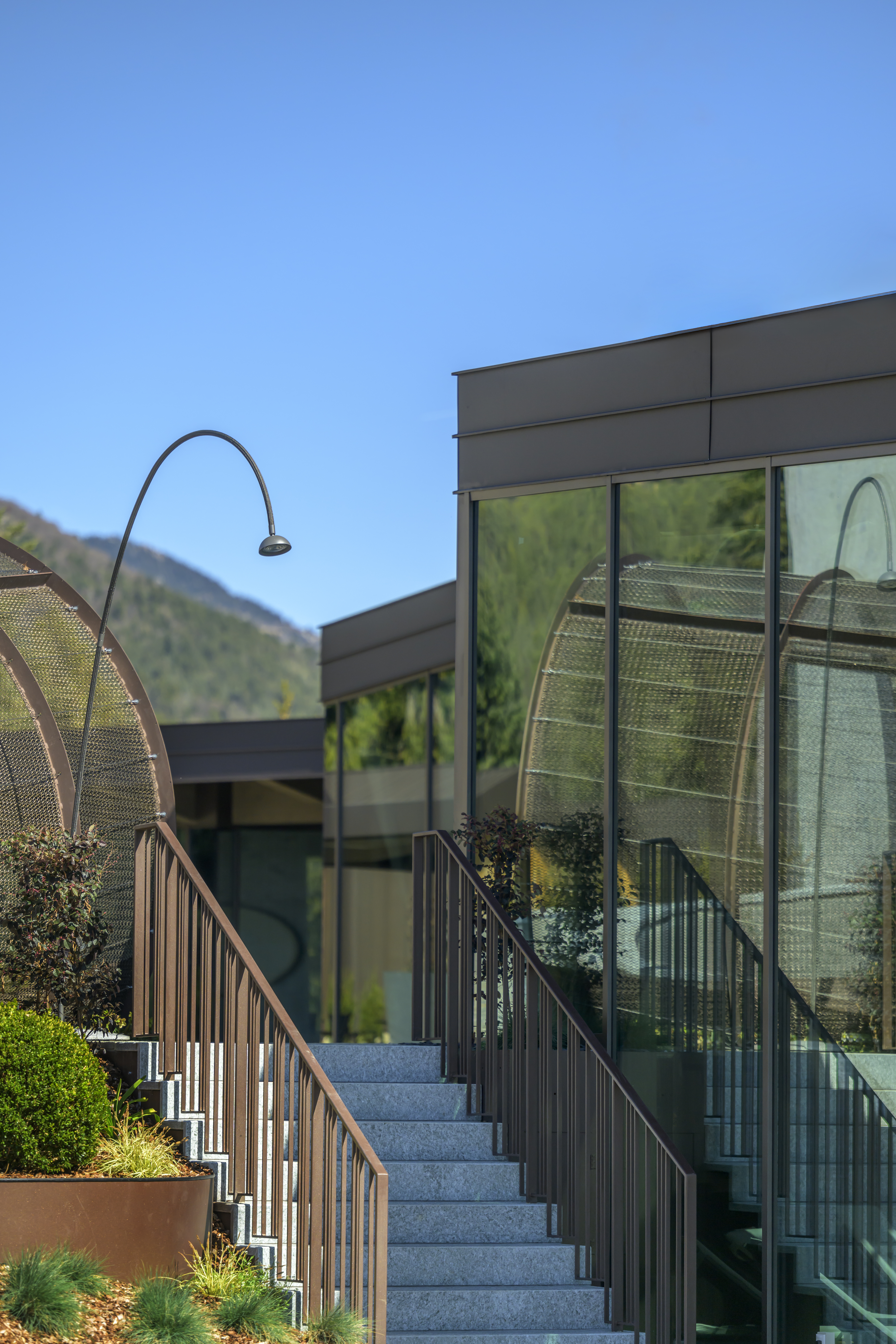 Download jpg img In Curved Air 13 Bollard