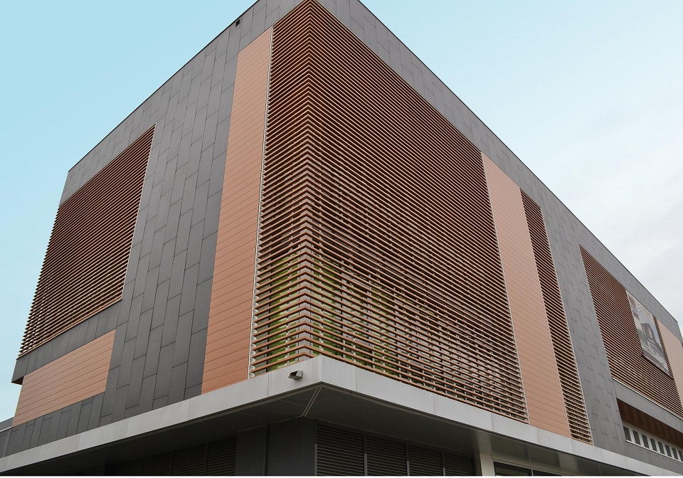 Facciate ventilate in legno per il Centro Servizi Vittadello One a Limena (PD) su progetto dell’architetto Menegazzi