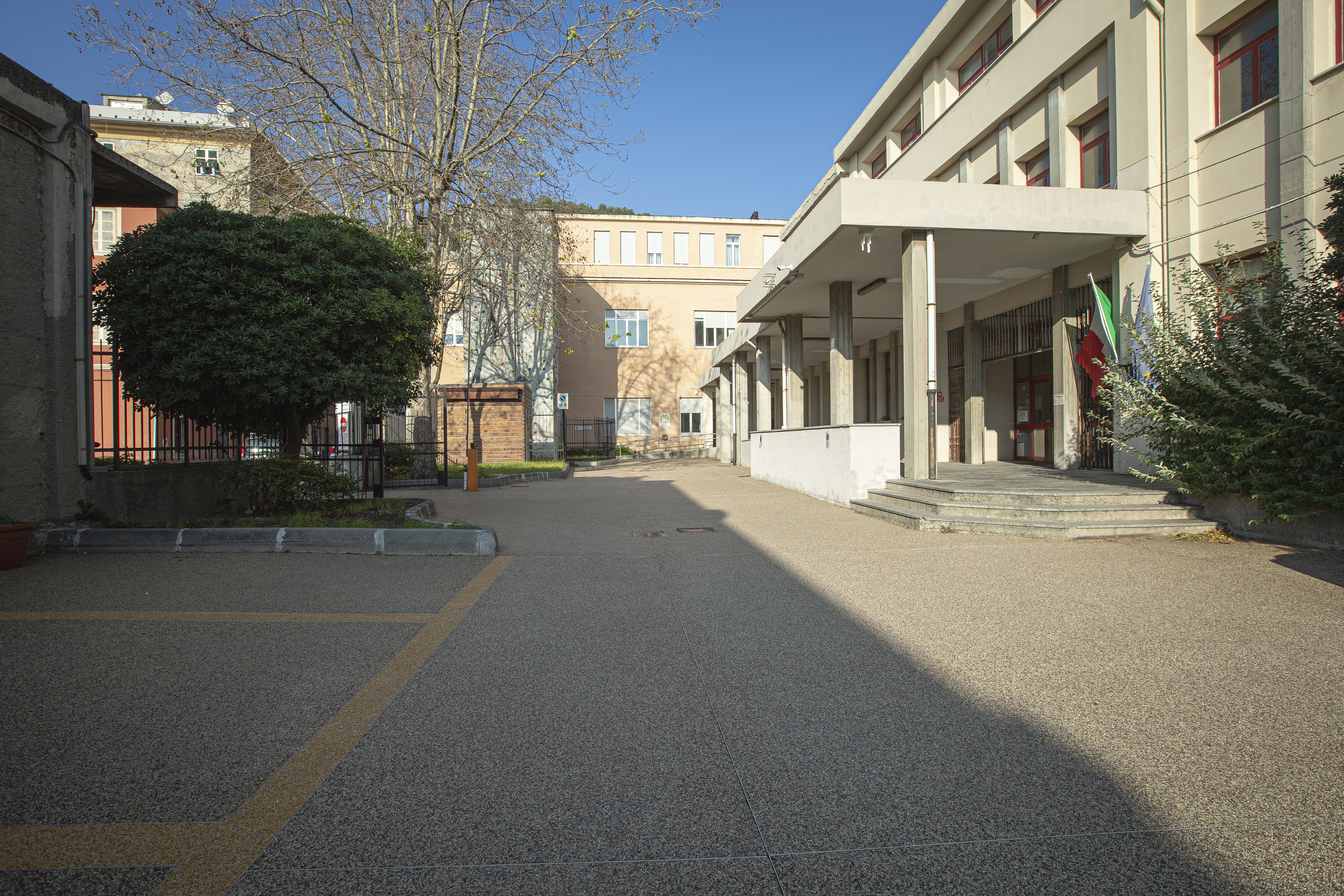 pavimento drenante carrabile ghiaietto millefiori nel liceo Lanfranconi di Genova