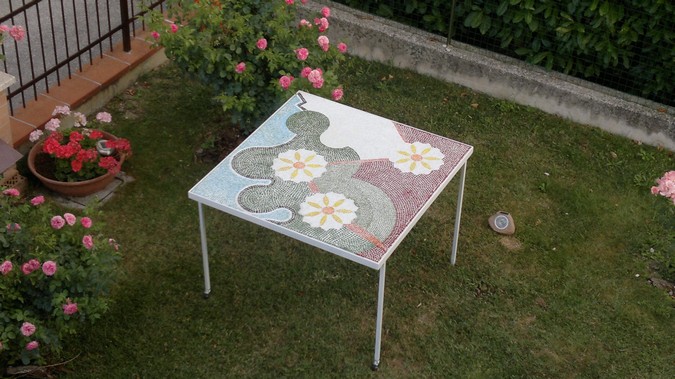 Tavolo da giardino in mosaico