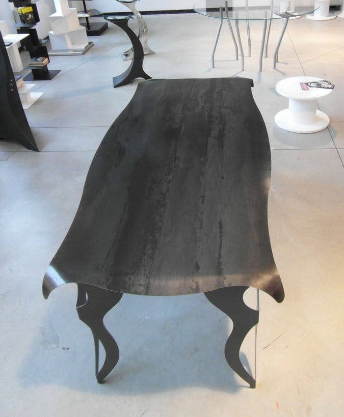 Tavolo in ferro grezzo realizzato manualmente
