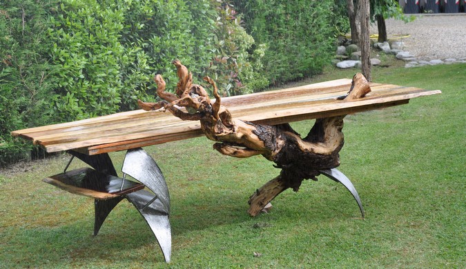 tavolo sculture dal sapore dinamico  in varie essenze di legno con radice selvaggia e acciaio