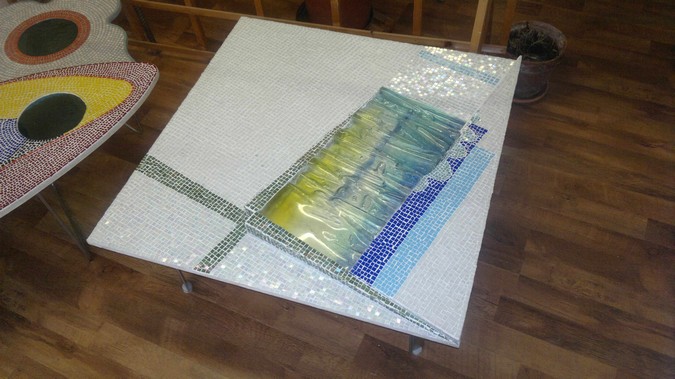 tavolo in mosaico con vetro ondulato