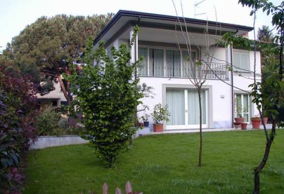 Villa bifamiliare a Massa, Viale Stazione
