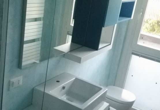 Ristrutturazione bagno azzurro e blu