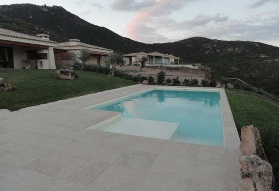 Piscina in villa sardegna