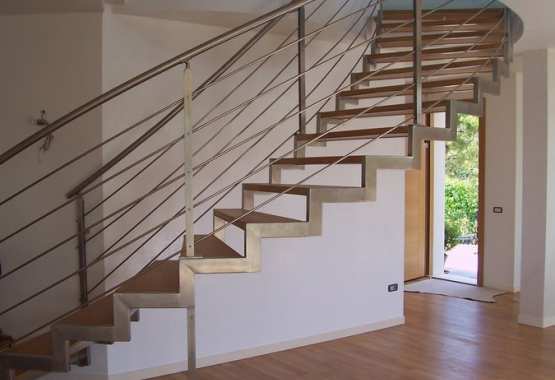 SCALA ELICOIDALE IN ACCIAIO E LEGNO