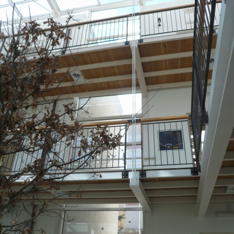 Nuovo Liceo Ginnasio Nuoro, corte vetrata acciaio vetro, artigianale. Si tratta del cortile interno prima inutilizzato.